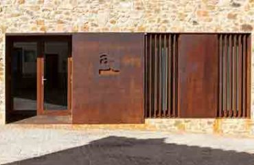 dvery-iz-koretnstali